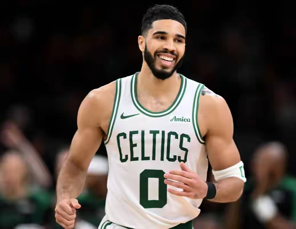 塔图姆意外战胜澳大利亚队，晋级下一阶段引爆全场！赛场气氛高涨